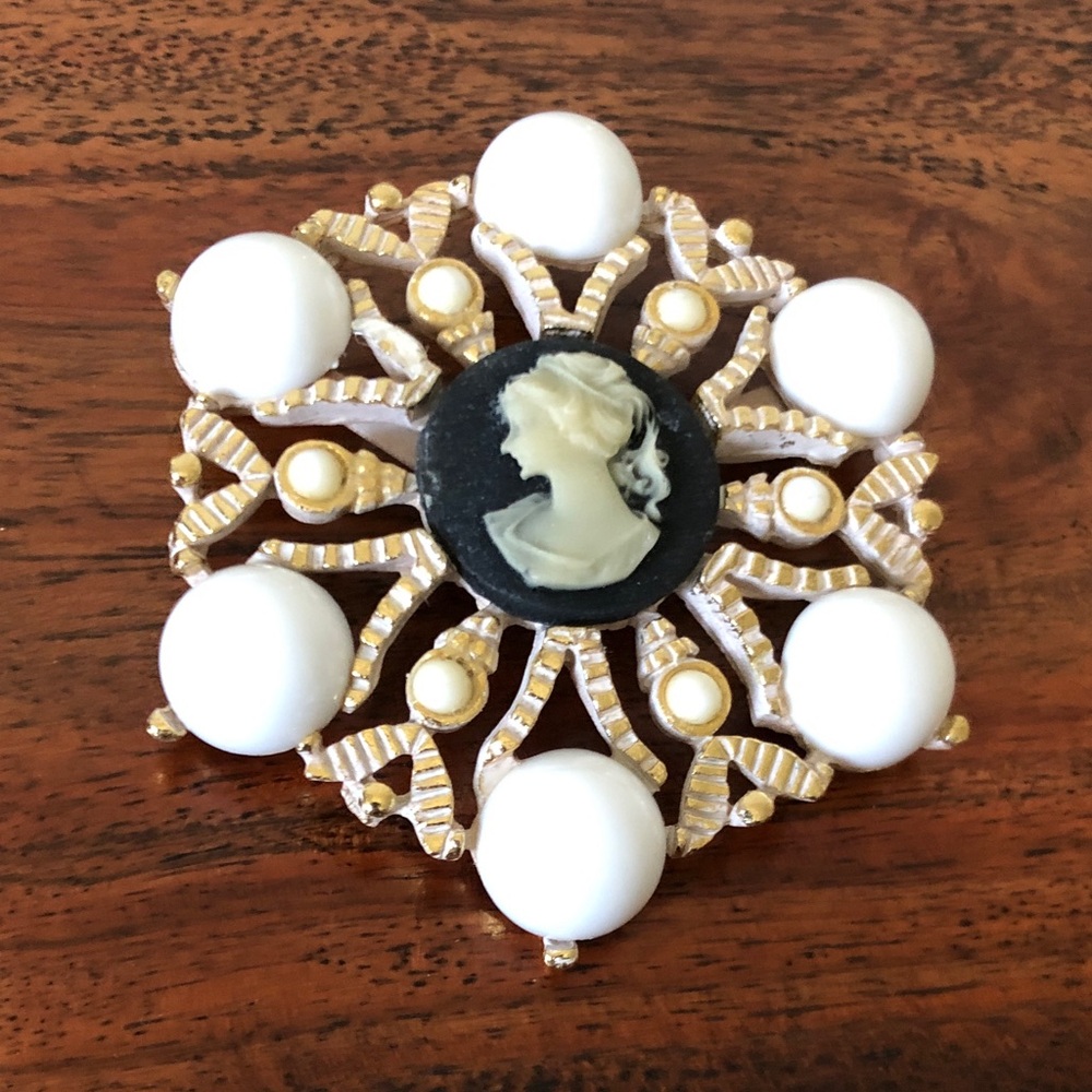 Cameo and Cabochon Brooch Gold Tone Victorian Style Vintage 1980s